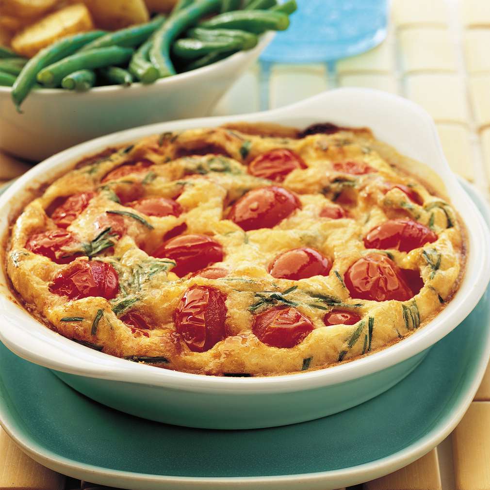 Clafoutis cu roșii și cașcaval Clafoutis cu roșii și cașcaval