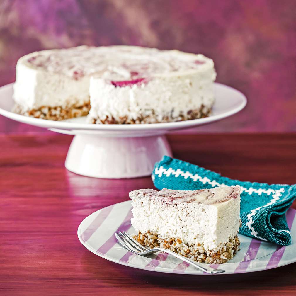 Imaginea rețetei Cheesecake marmorat, cu vanilie și zmeură Imaginea rețetei Cheesecake marmorat, cu vanilie și zmeură