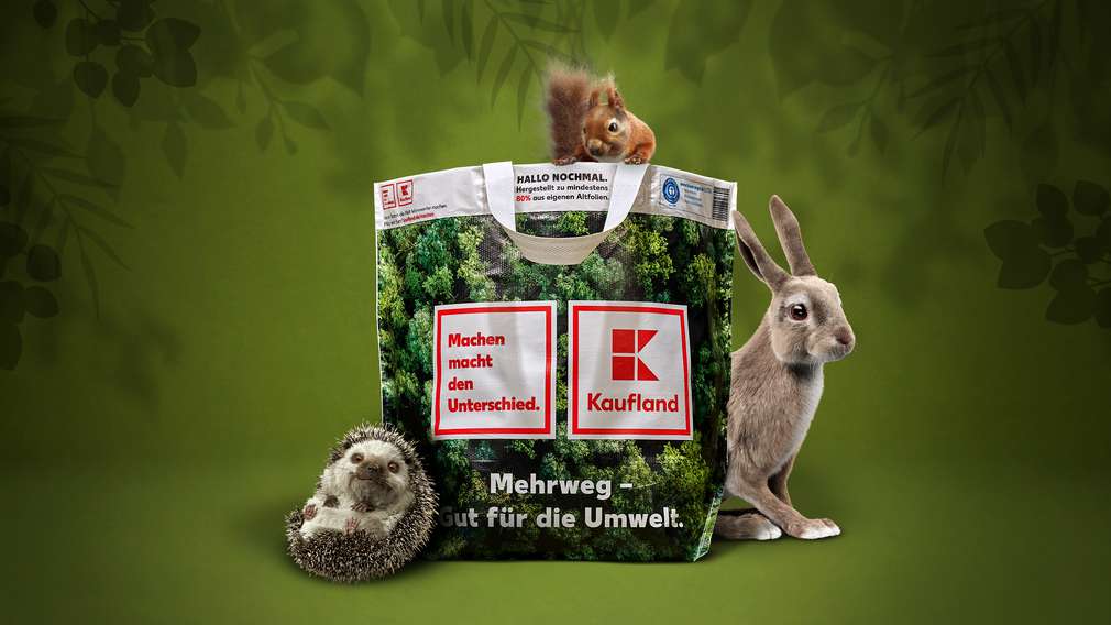 Die Mehrwegtasche von Kaufland ist Ihr umweltschonender Begleiter für den Wocheneinkauf Die Mehrwegtasche von Kaudland umringt von verschiedenen Waldbewohnern