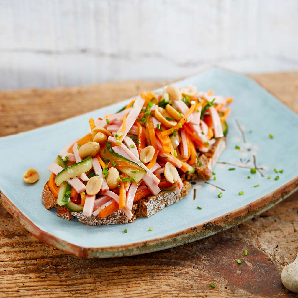 Abbildung des Rezepts Asiatischer-Wurstsalat auf Bauernbrot Abbildung des Rezepts Asiatischer-Wurstsalat auf Bauernbrot