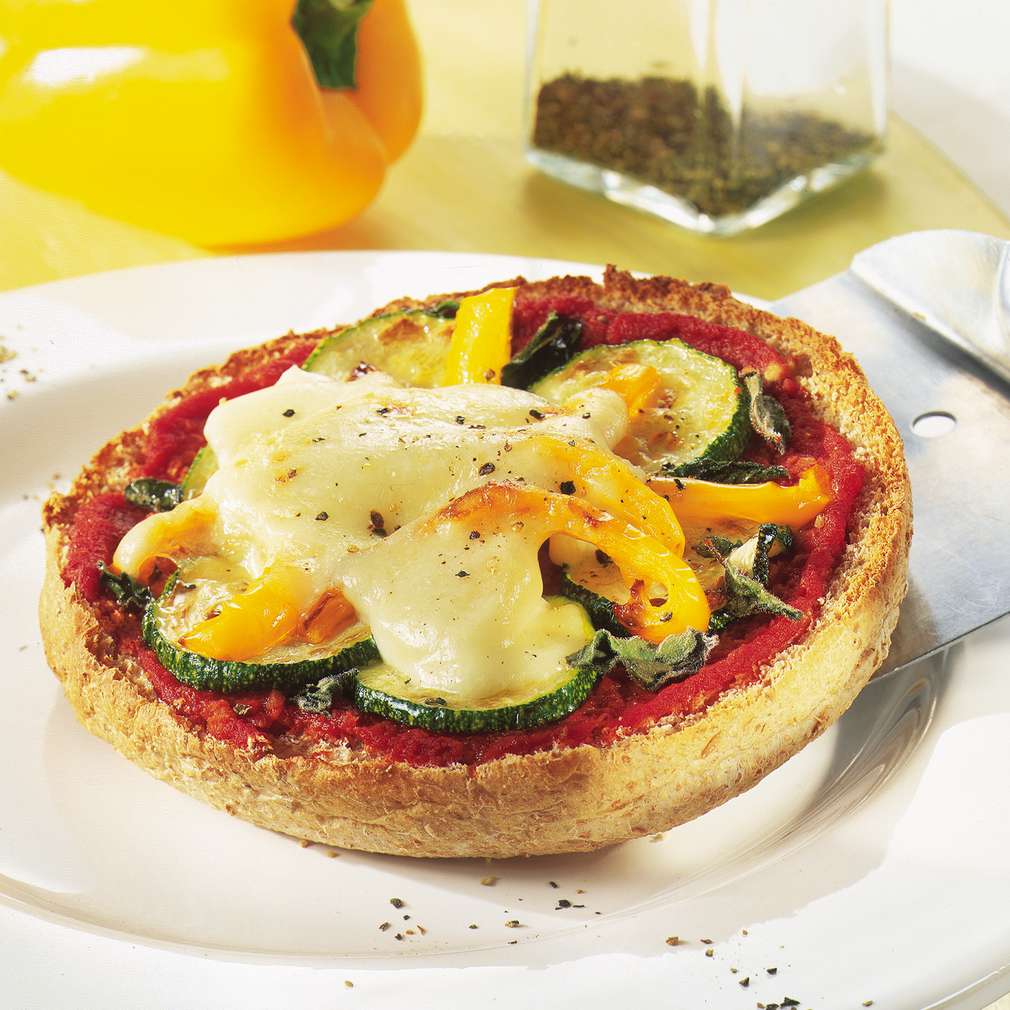 Imaginea rețetei Pizza rapidă, pe chifle Imaginea rețetei Pizza rapidă, pe chifle