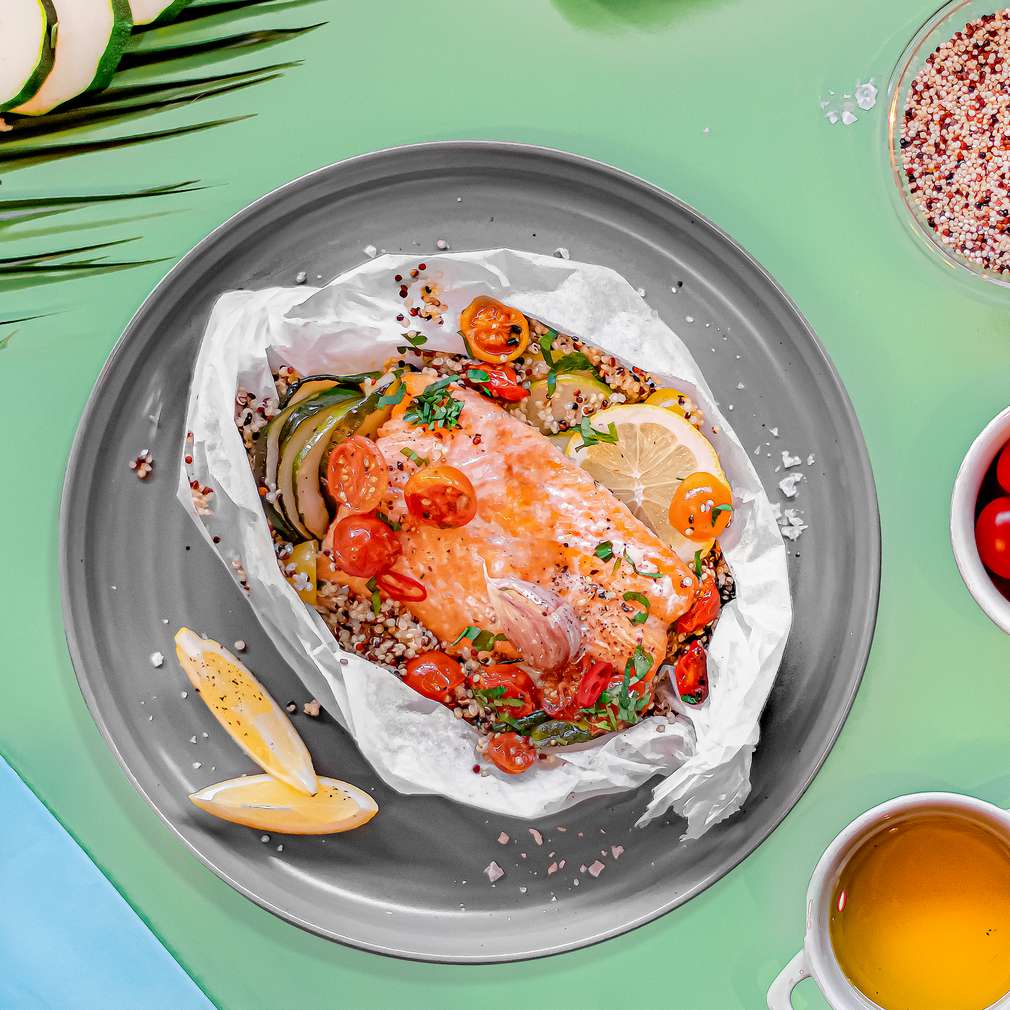 Zdjęcie przepisu Łosoś w papilotach z warzywami i komosą ryżową