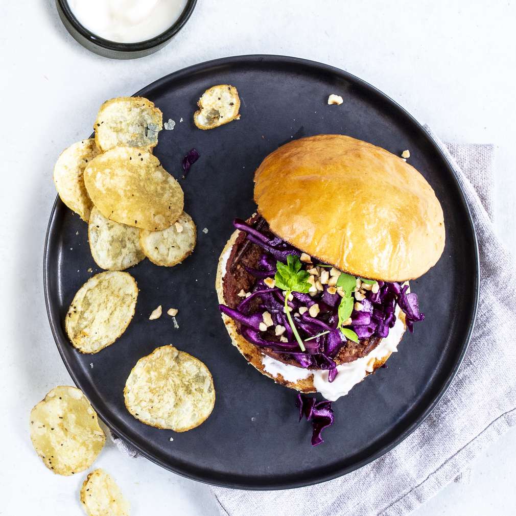 Beyond Burger cu varză roșie, alune și chipsuri de cartofi Beyond Burger cu varză roșie, alune și chipsuri de cartofi