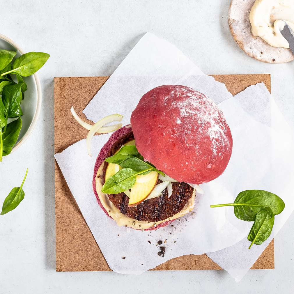Beyond Burger cu sfeclă roșie, măr și sos de alune caju Beyond Burger cu sfeclă roșie, măr și sos de alune caju