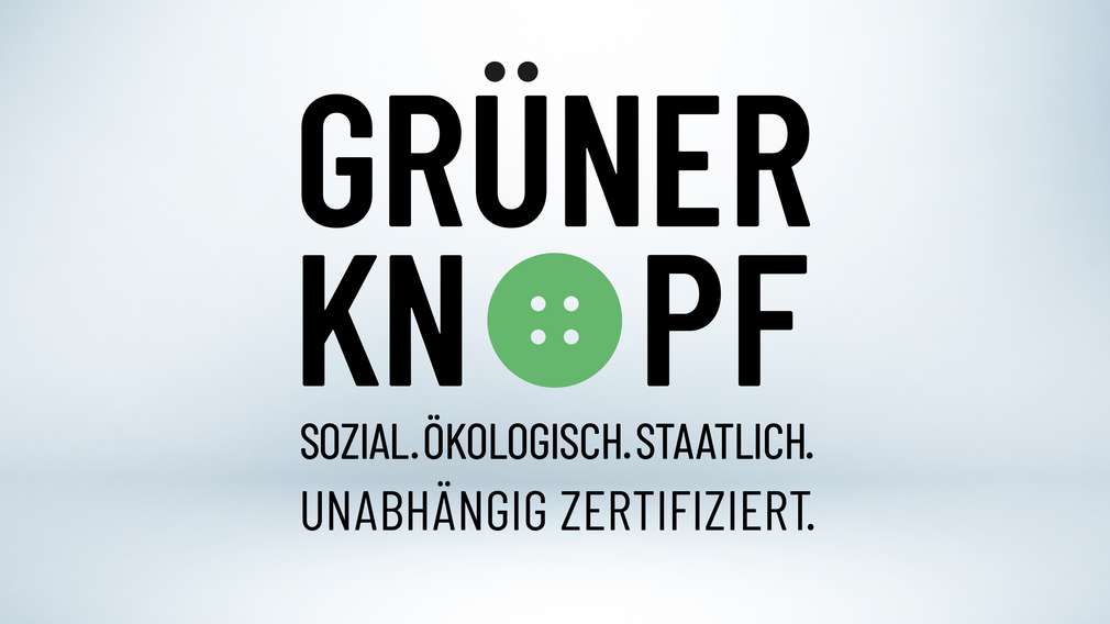 Wir kennzeichnen unsere Texitlien mit dem staatlichen Siegel „Grüner Knopf“ Logo „Grüner Knopf“ mit dem Hinweis „1 Jahr Grüner Knopf“