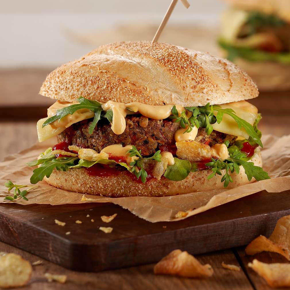 Abbildung des Rezepts Vegetarischer Bio-Burger mit Kartoffelchips Abbildung des Rezepts Vegetarischer Bio-Burger mit Kartoffelchips