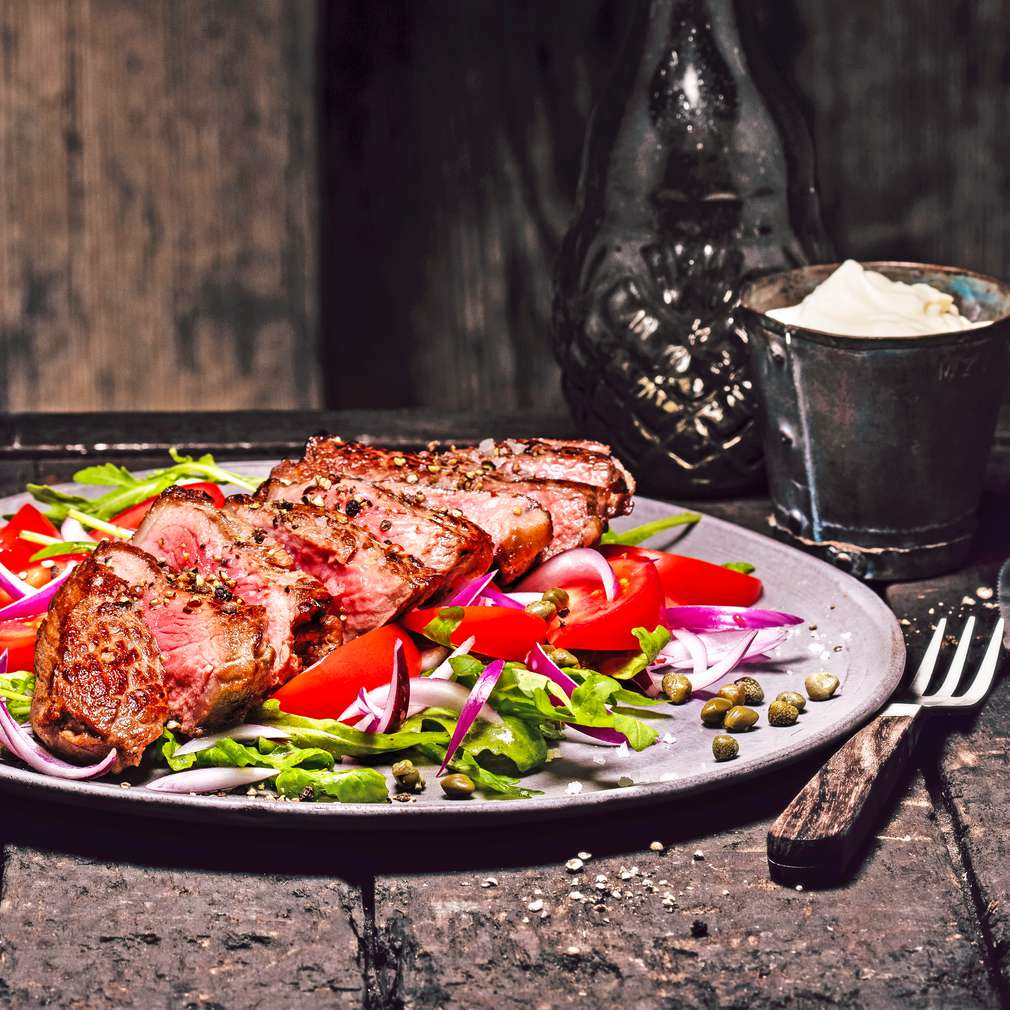Abbildung des Rezepts Tagliata vom Rumpsteak mit Aioli und Tomaten-Rucola-Salat Abbildung des Rezepts Tagliata vom Rumpsteak mit Aioli und Tomaten-Rucola-Salat
