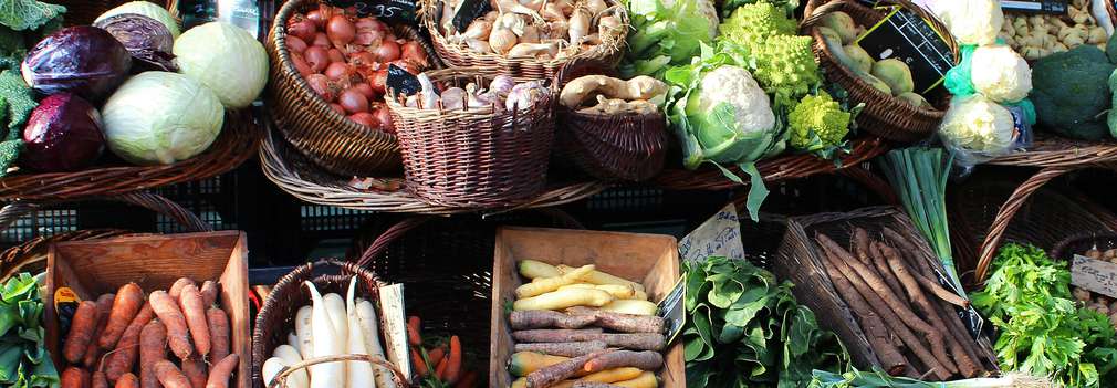 Изображение на различни зеленчуци, подредени в кошници