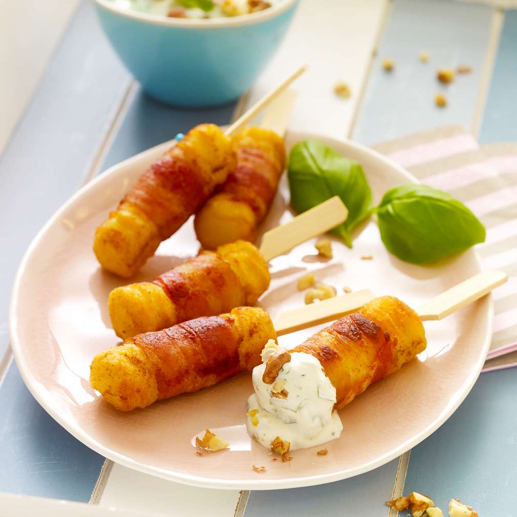 Abbildung des Rezepts Bacon-Sticks mit Walnuss-Quark-Dip Abbildung des Rezepts Bacon-Sticks mit Walnuss-Quark-Dip