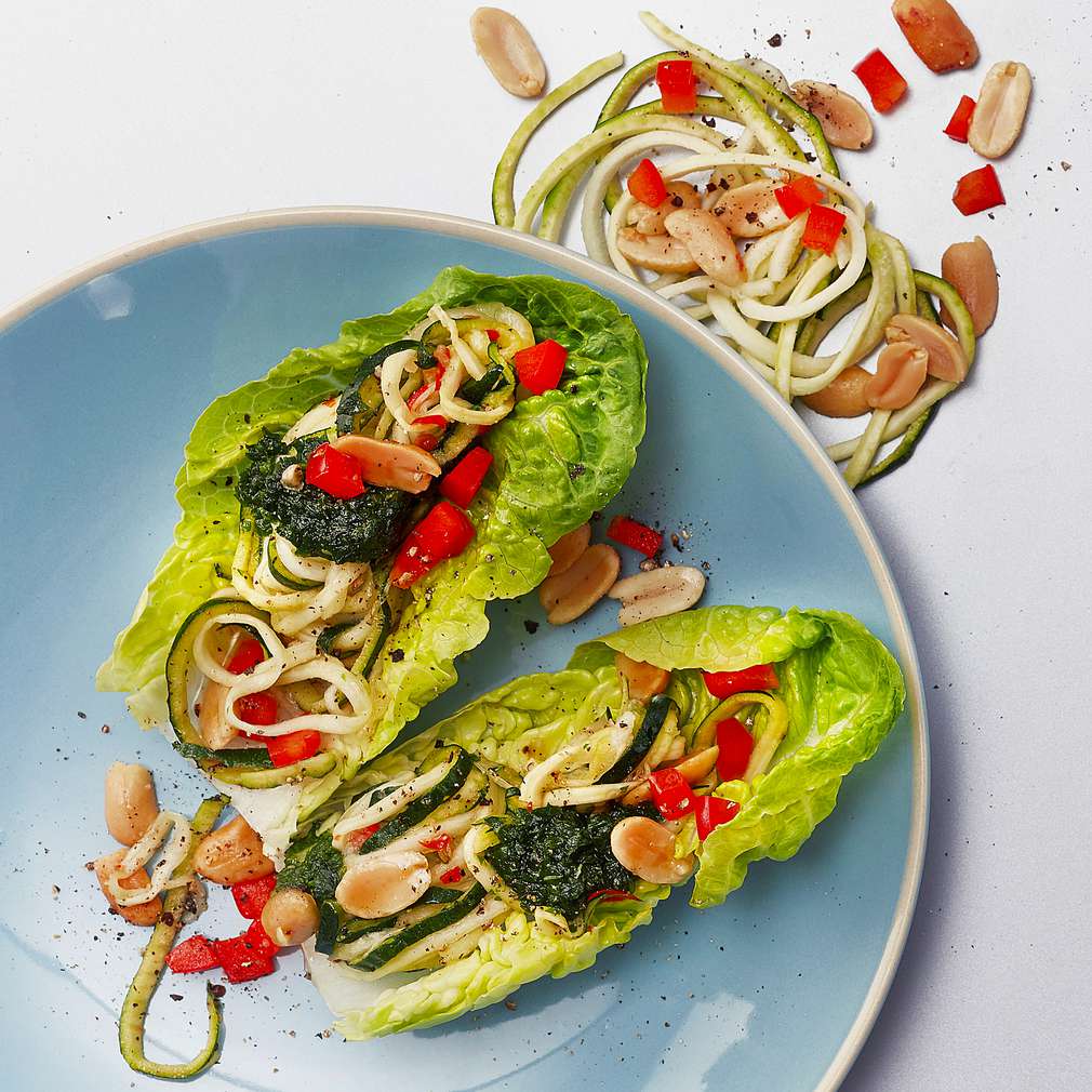 Abbildung des Rezepts Marinierte Zucchini-Spaghetti im Salatschiffchen Abbildung des Rezepts Marinierte Zucchini-Spaghetti im Salatschiffchen