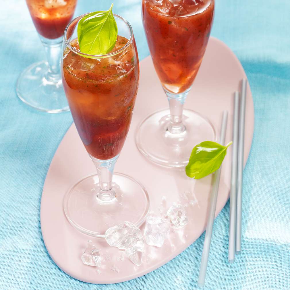 Abbildung des Rezepts Erdbeer-Sekt-Cocktail mit Basilikum