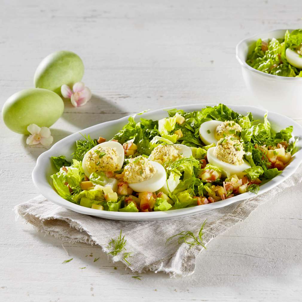 Abbildung des Rezepts Gefüllte Eier auf Frühlingskräutersalat Abbildung des Rezepts Gefüllte Eier auf Frühlingskräutersalat