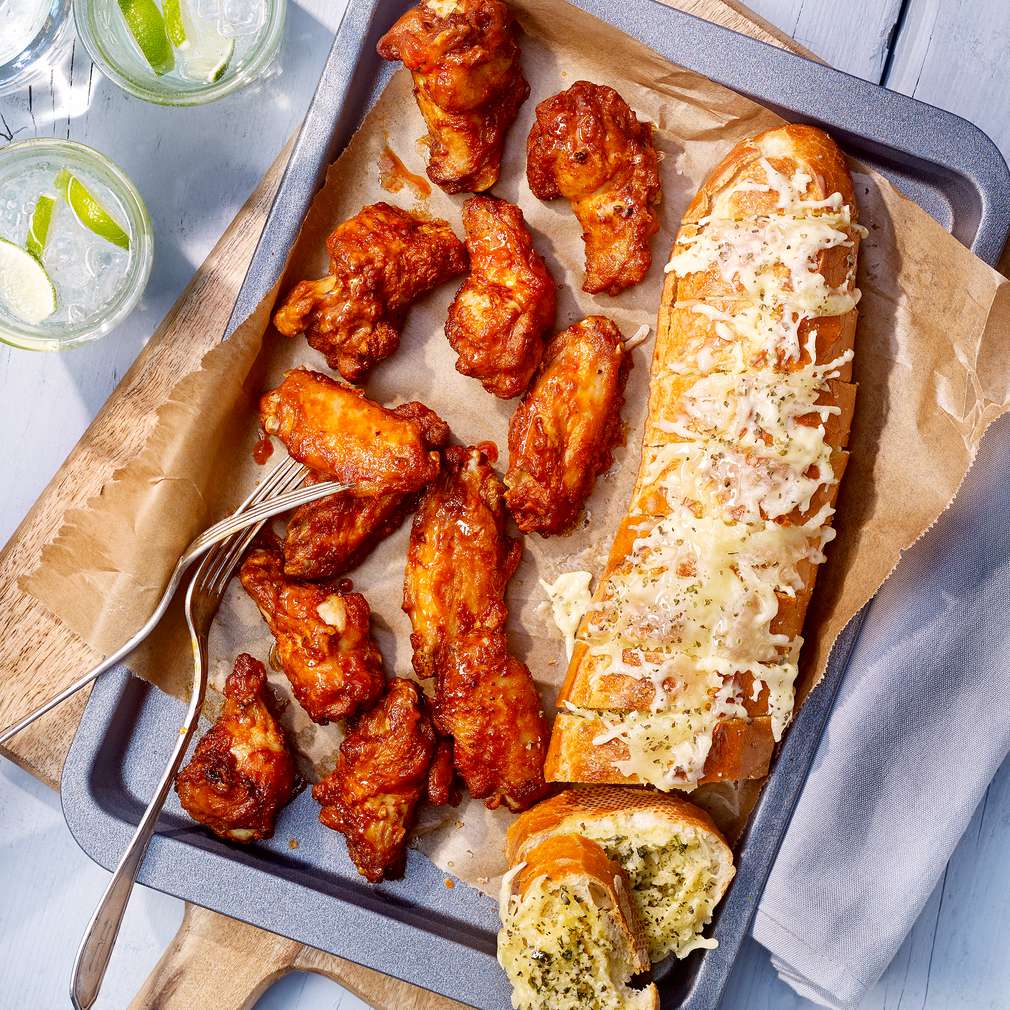 Chickenwings mit Käse-Kräuter-Brot - Rezept | Kaufland