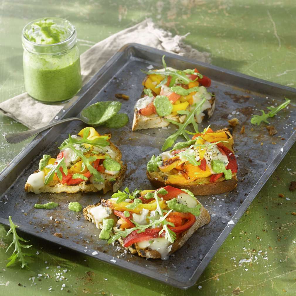 Abbildung des Rezepts Gegrillte Paprika mit Gorgonzola und Pesto auf Röstbrot Abbildung des Rezepts Gegrillte Paprika mit Gorgonzola und Pesto auf Röstbrot