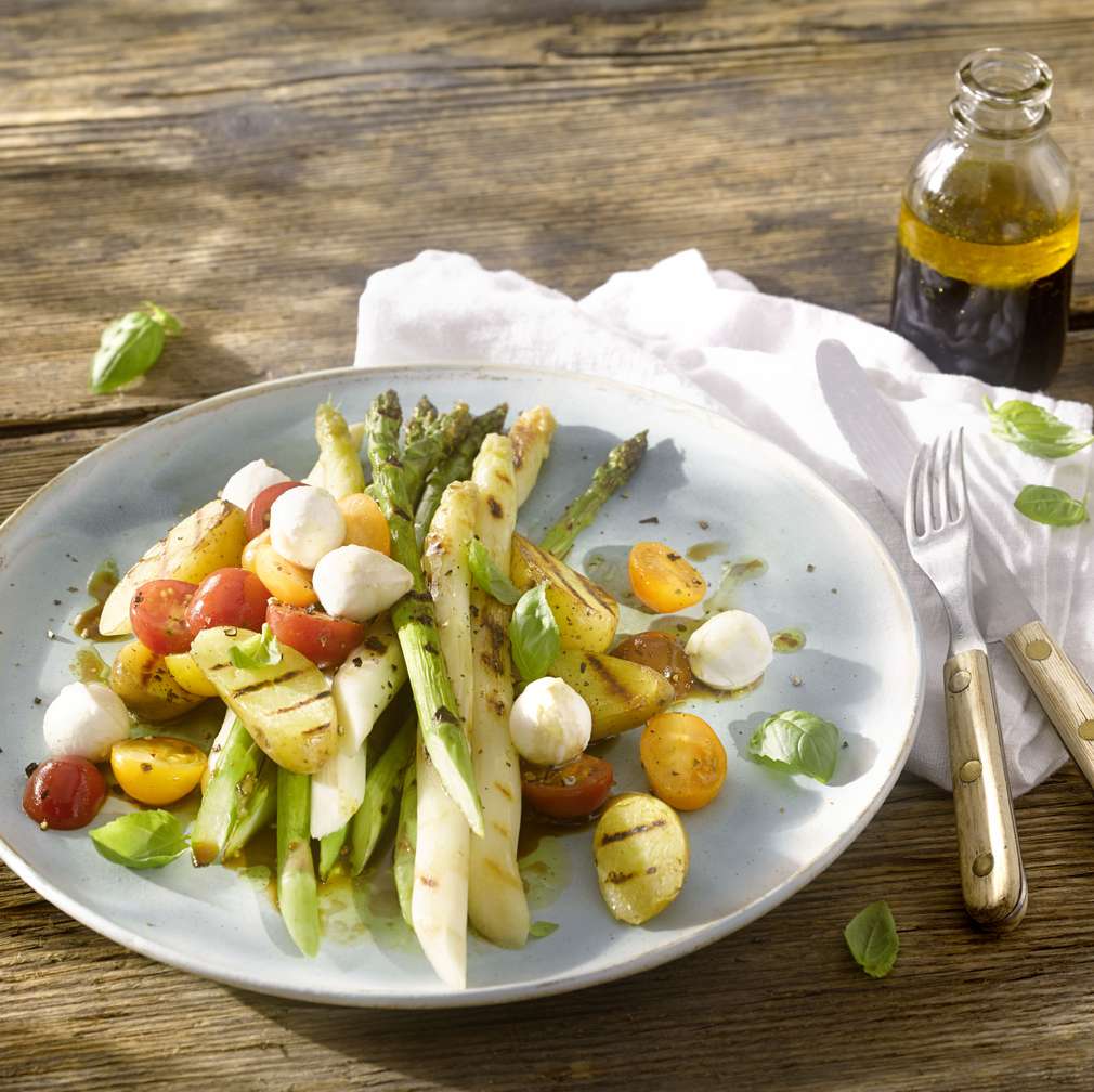 Salată de sparanghel la grătar cu cartofi și mini-mozzarella Salată de sparanghel la grătar cu cartofi și mini-mozzarella