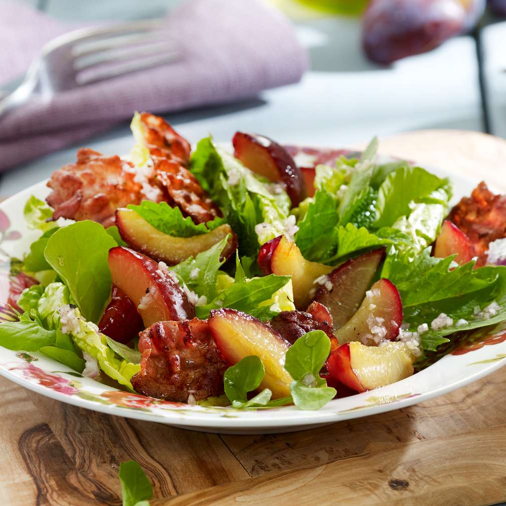 Abbildung des Rezepts Bunter Salat mit karamellisierten Zwetschgen und Baconchips Abbildung des Rezepts Bunter Salat mit karamellisierten Zwetschgen und Baconchips