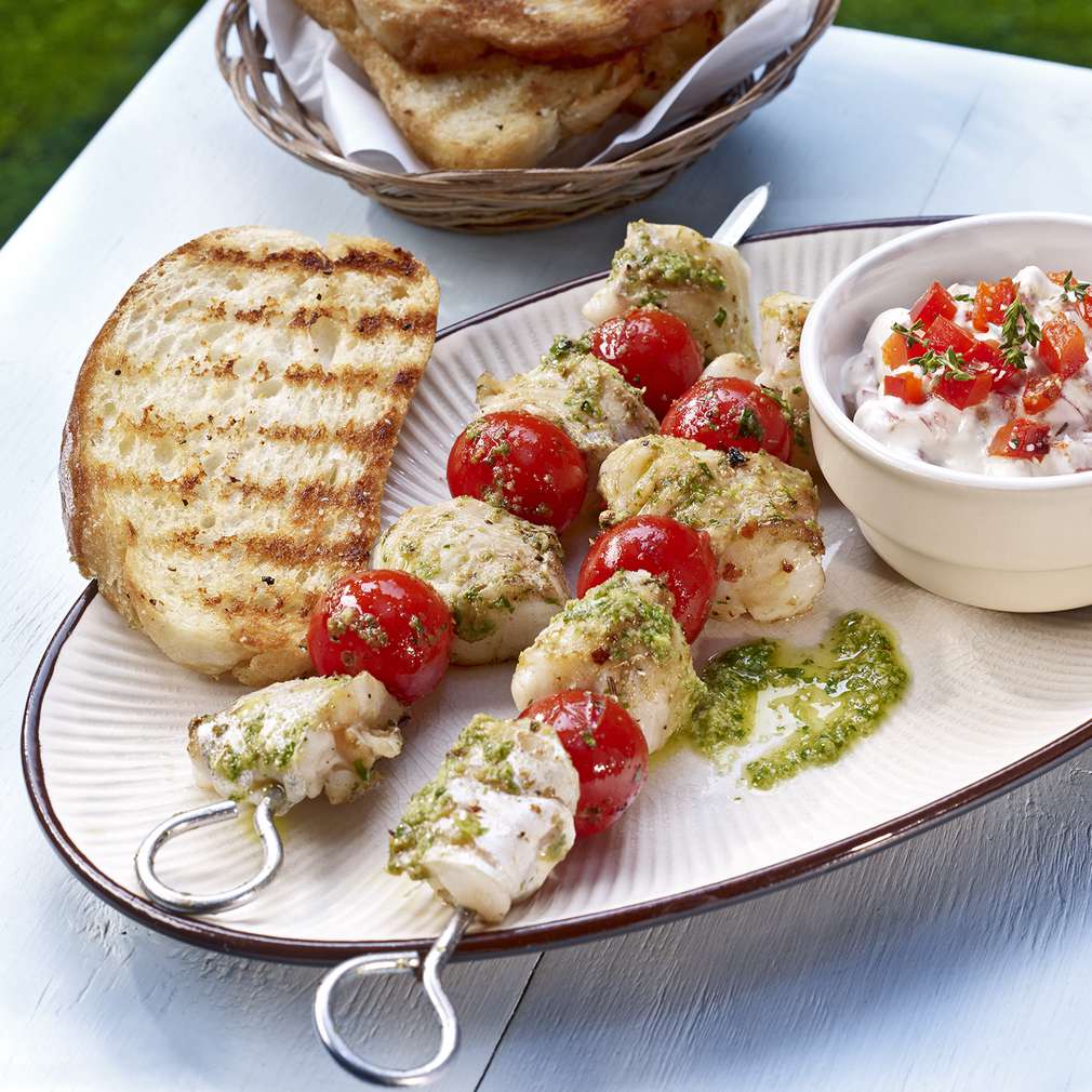 Abbildung des Rezepts Mediterrane Fischspieße mit Grillpaprika-Dip Abbildung des Rezepts Mediterrane Fischspieße mit Grillpaprika-Dip