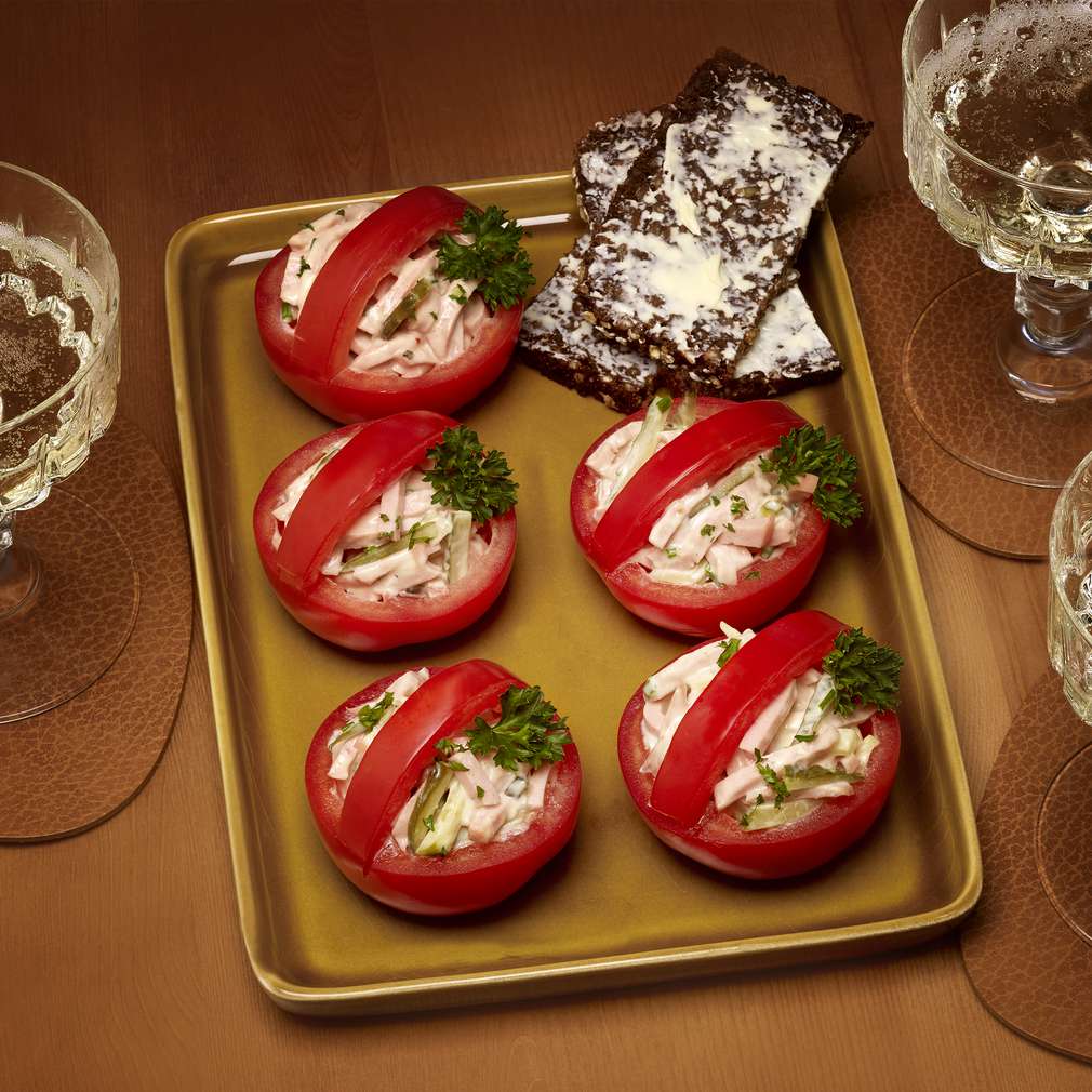 Abbildung des Rezepts Fleischsalat-Tomaten-Körbchen Abbildung des Rezepts Fleischsalat-Tomaten-Körbchen