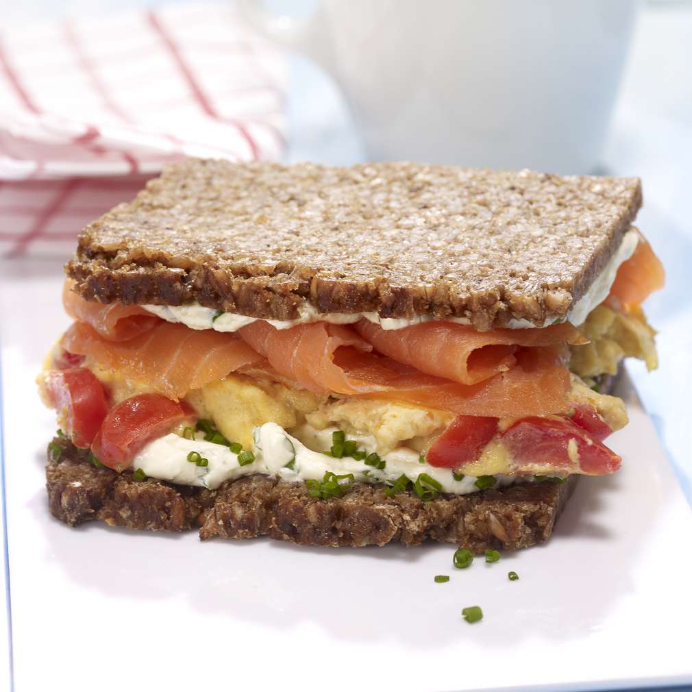 Abbildung des Rezepts Räucherlachs-Schwarzbrot-Sandwich