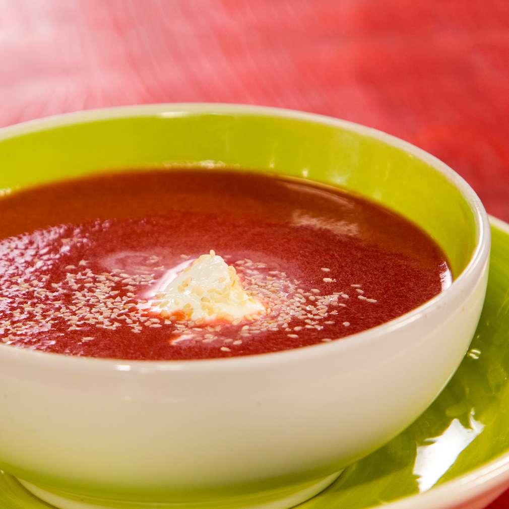 Изобразяване на рецептата Крем супа с червено цвекло и ябълка