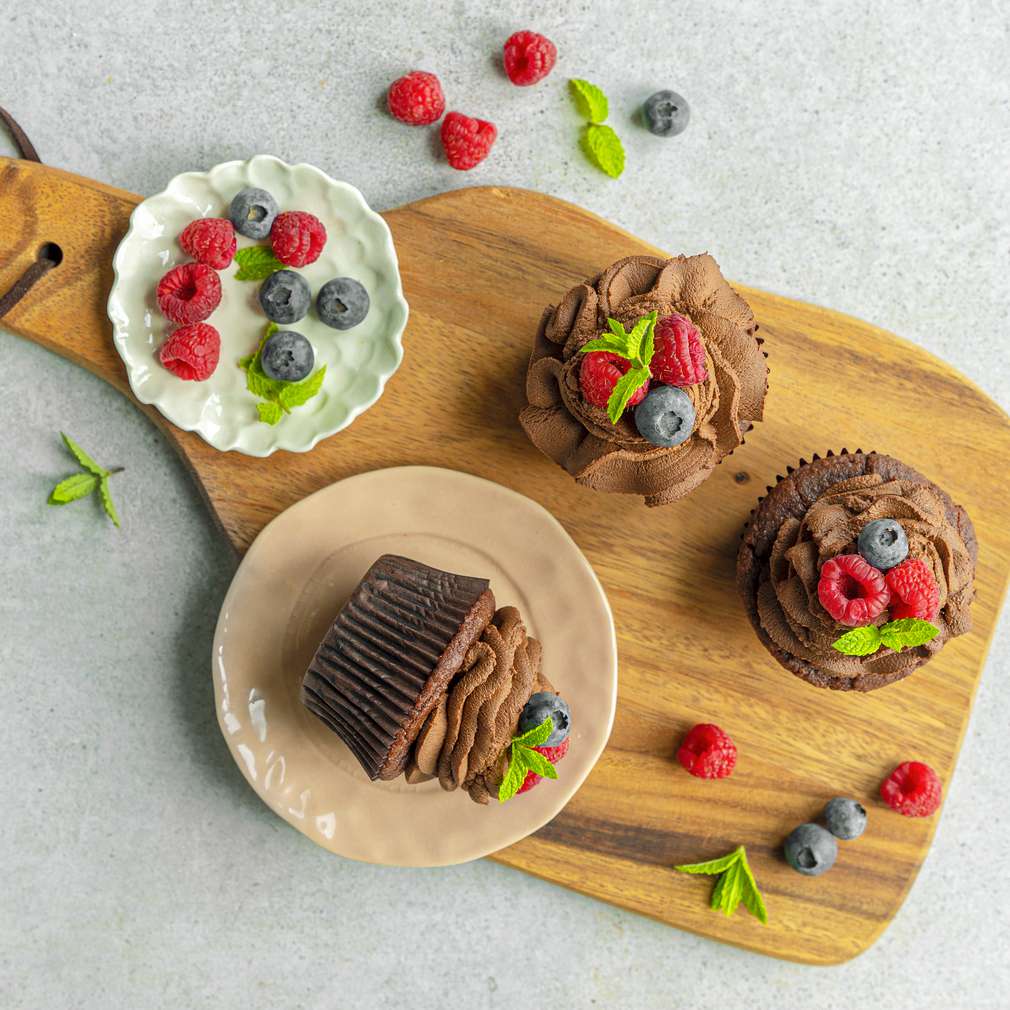 Kakaové cupcakes s čokoládovým krémem a lesním ovocem