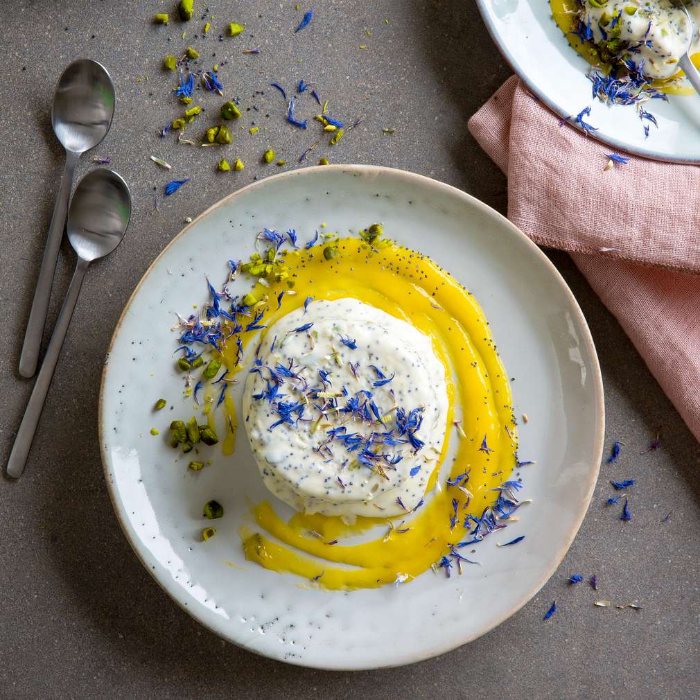Abbildung des Rezepts Weißes Schokoladeneis mit Kornblumenblüten Abbildung des Rezepts Weißes Schokoladeneis mit Kornblumenblüten