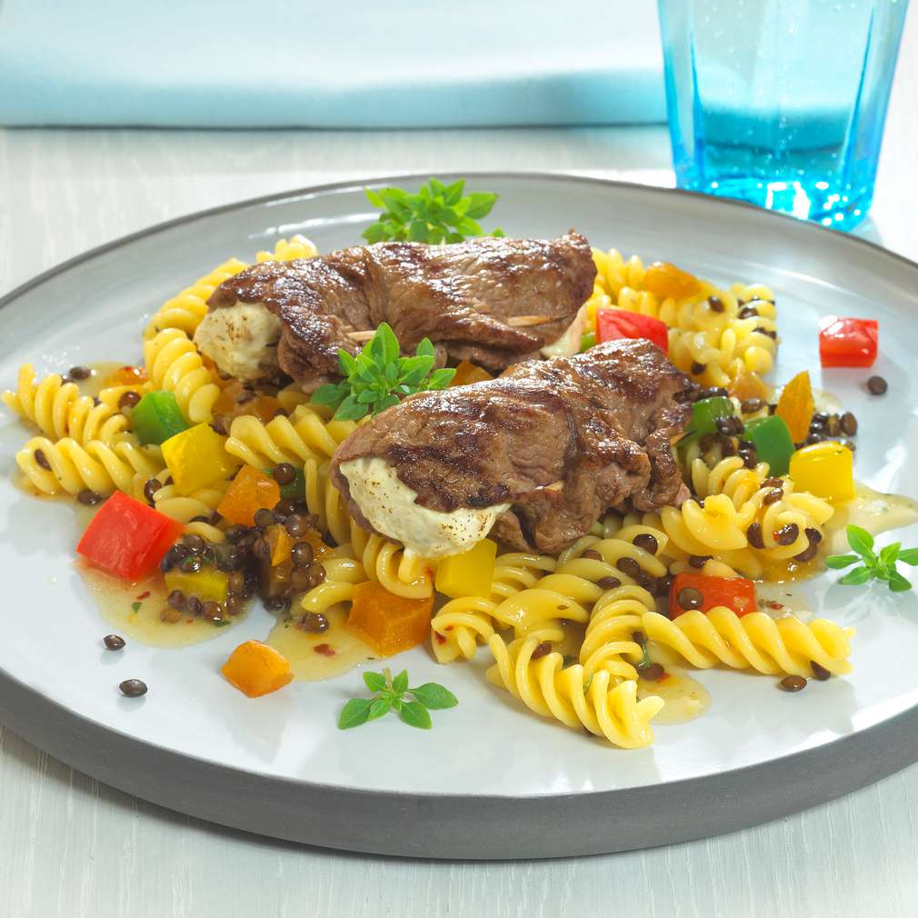 Abbildung des Rezepts Gefüllte Steaks südafrikanische Art mit Nudel-Linsen-Salat Abbildung des Rezepts Gefüllte Steaks südafrikanische Art mit Nudel-Linsen-Salat