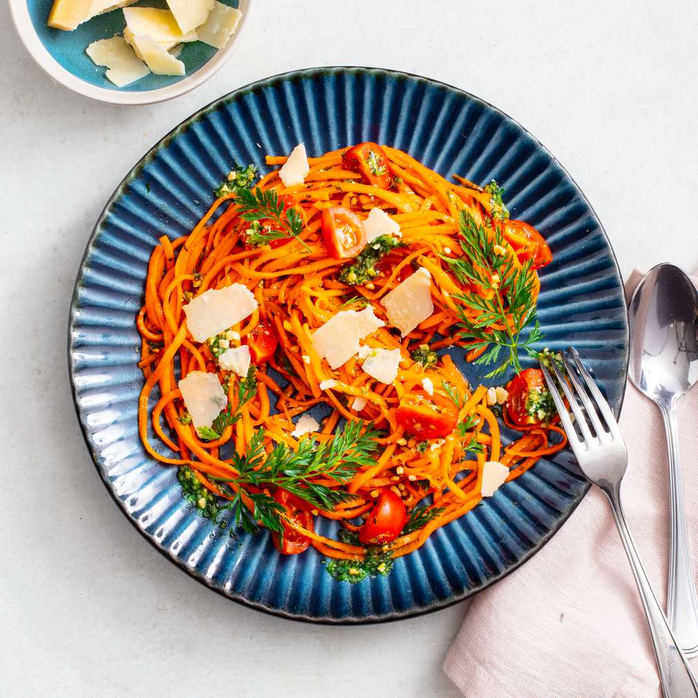 Imaginea rețetei Spaghete de morcovi cu pesto din frunze de morcov