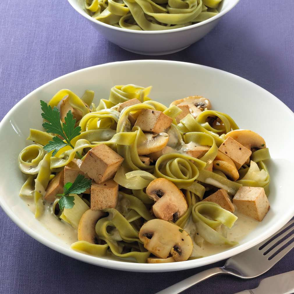 Tofu s nudlemi a houbovou omáčkou