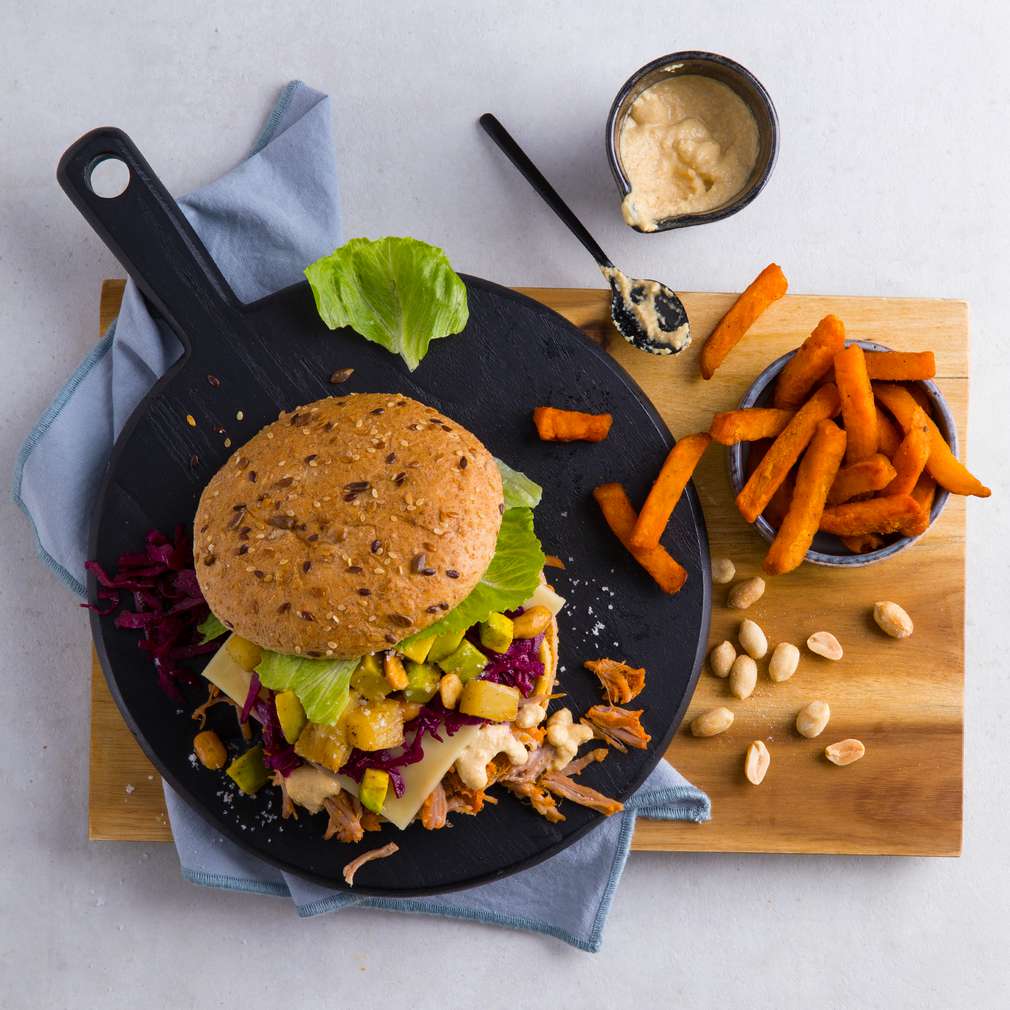 Abbildung des Rezepts Fruchtiger Pulled-Pork-Burger mit Erdnuss-Soße Abbildung des Rezepts Fruchtiger Pulled-Pork-Burger mit Erdnuss-Soße