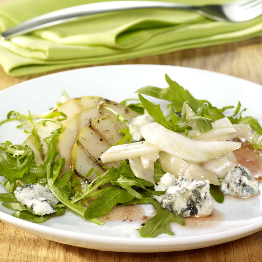 Abbildung des Rezepts Rucola-Salat mit gegrillten Birnenspalten und Roquefortkäse Abbildung des Rezepts Rucola-Salat mit gegrillten Birnenspalten und Roquefortkäse