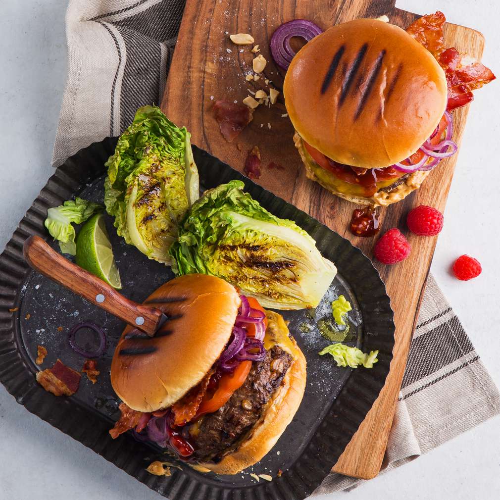 Abbildung des Rezepts Erdnussbutter-Burger mit gegrilltem Romanasalat Abbildung des Rezepts Erdnussbutter-Burger mit gegrilltem Romanasalat