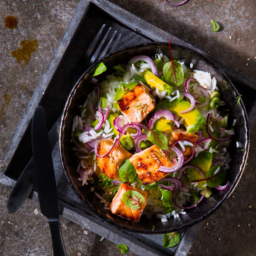 Imaginea rețetei Salată caldă de orez și somon
