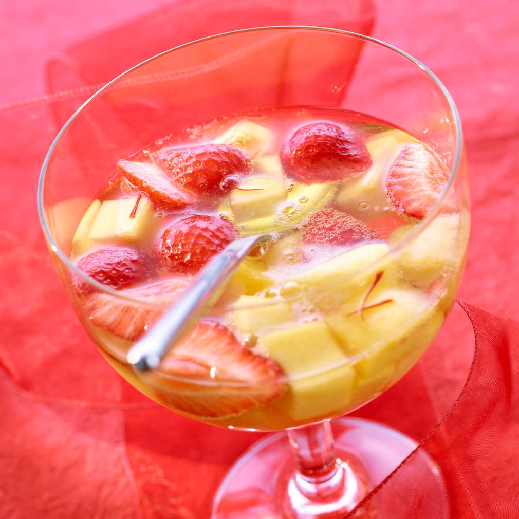 Abbildung des Rezepts Mango-Erdbeer-Bowle mit Safran