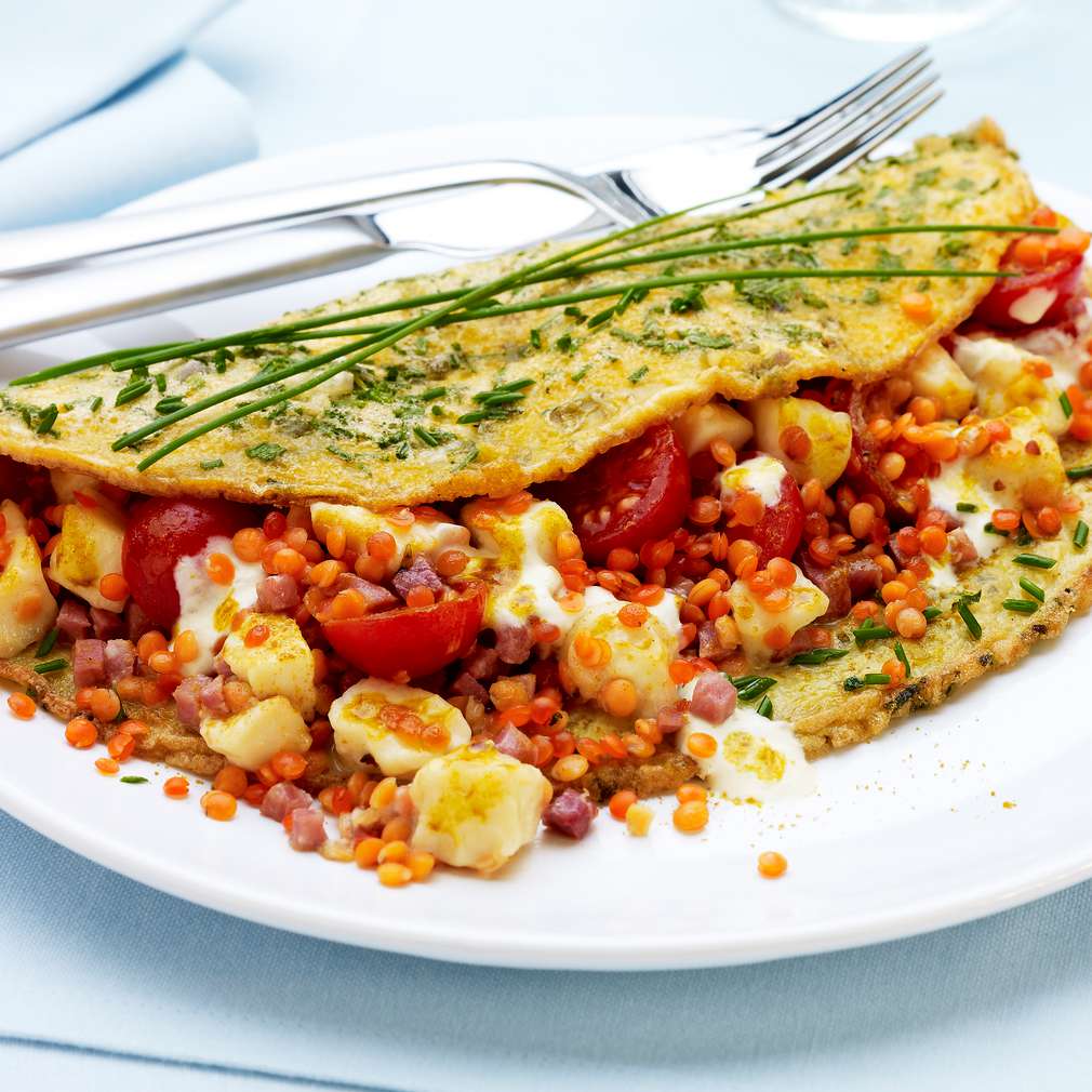 Pažitková omeleta s červenou čočkou a rajčaty