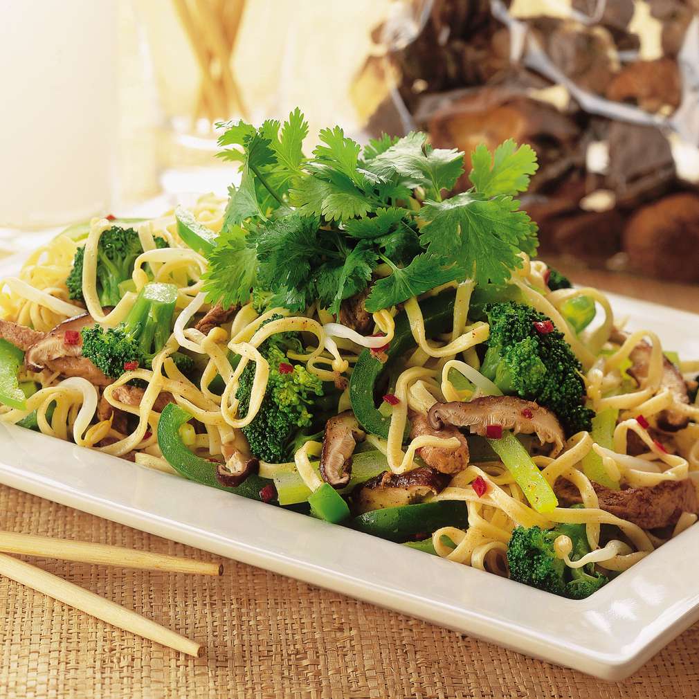 Imaginea rețetei Chow mein, în stil Hong-Kong, cu porc și verdețuri Imaginea rețetei Chow mein, în stil Hong-Kong, cu porc și verdețuri