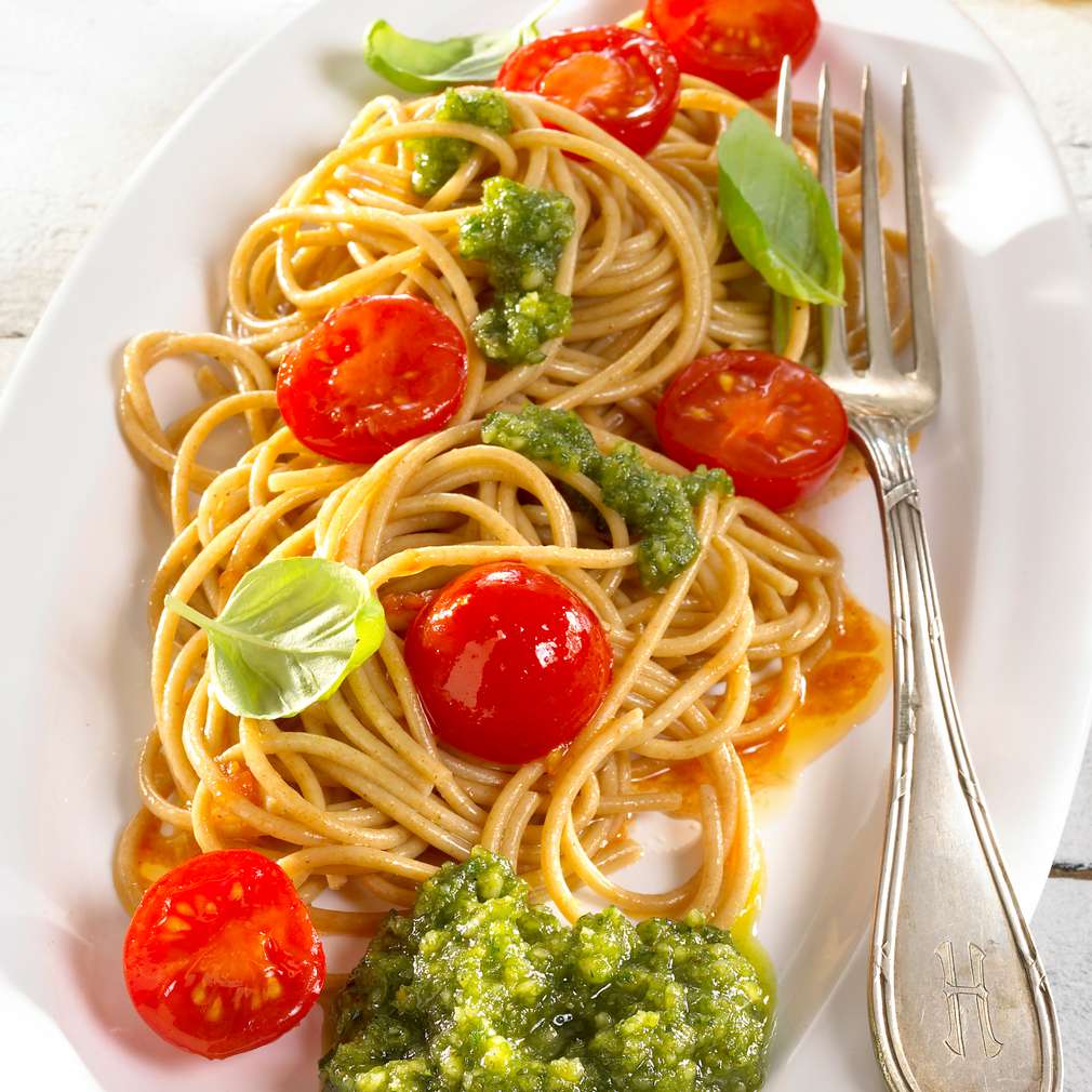 Abbildung des Rezepts Vollkornnudeln mit Nusspesto und karamellisierten Tomaten Abbildung des Rezepts Vollkornnudeln mit Nusspesto und karamellisierten Tomaten