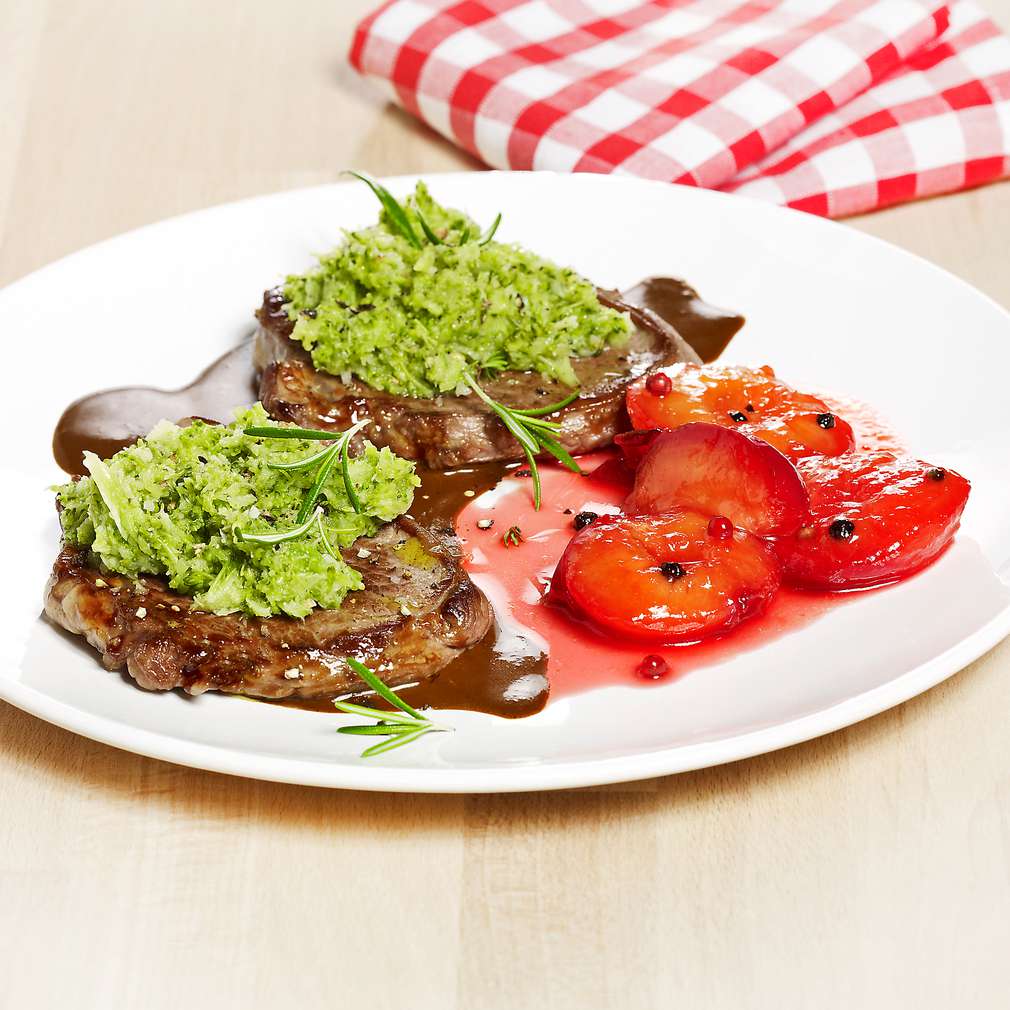 Abbildung des Rezepts Rindersteaks mit Broccolipüree und Pfefferpflaumen Abbildung des Rezepts Rindersteaks mit Broccolipüree und Pfefferpflaumen