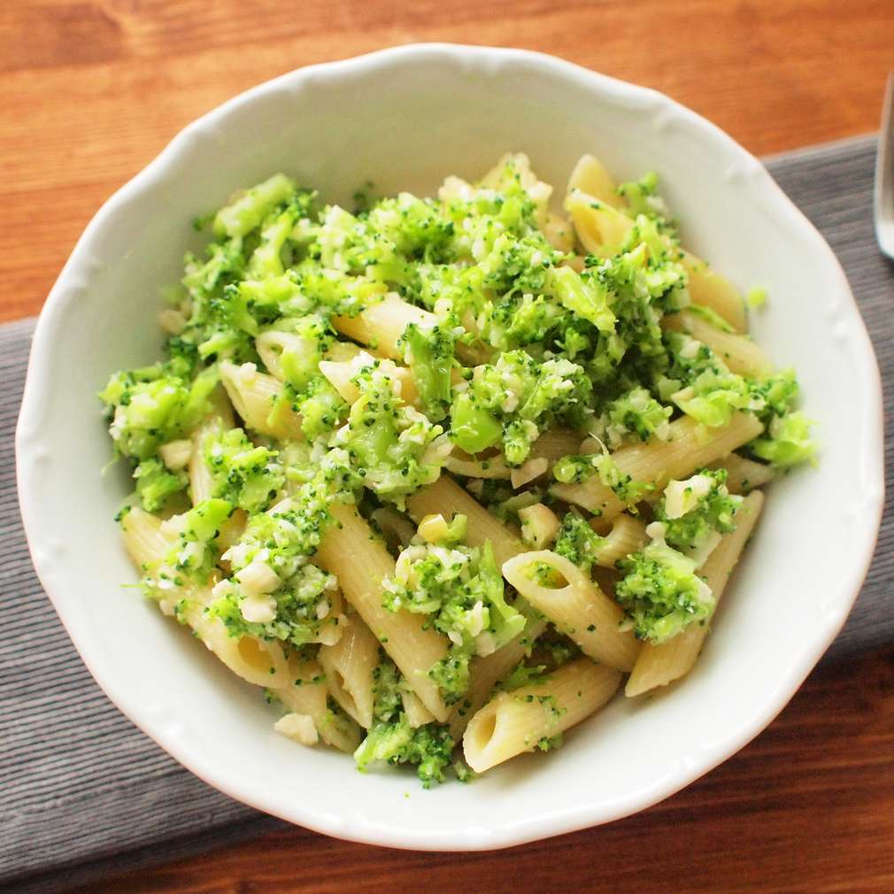 Těstovinový salát s brokolicí