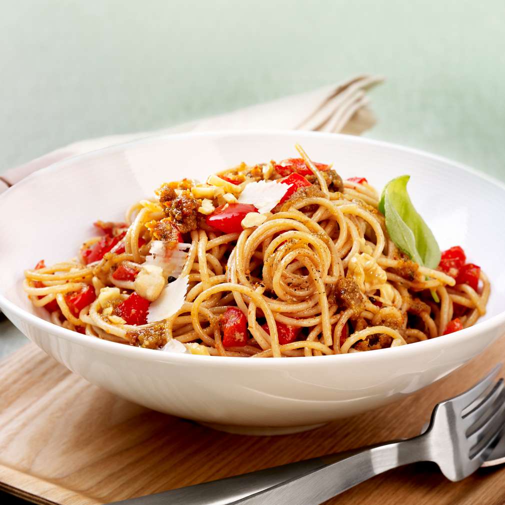 Abbildung des Rezepts Vollkorn-Spaghetti mit Tomaten-Walnuss-Pesto