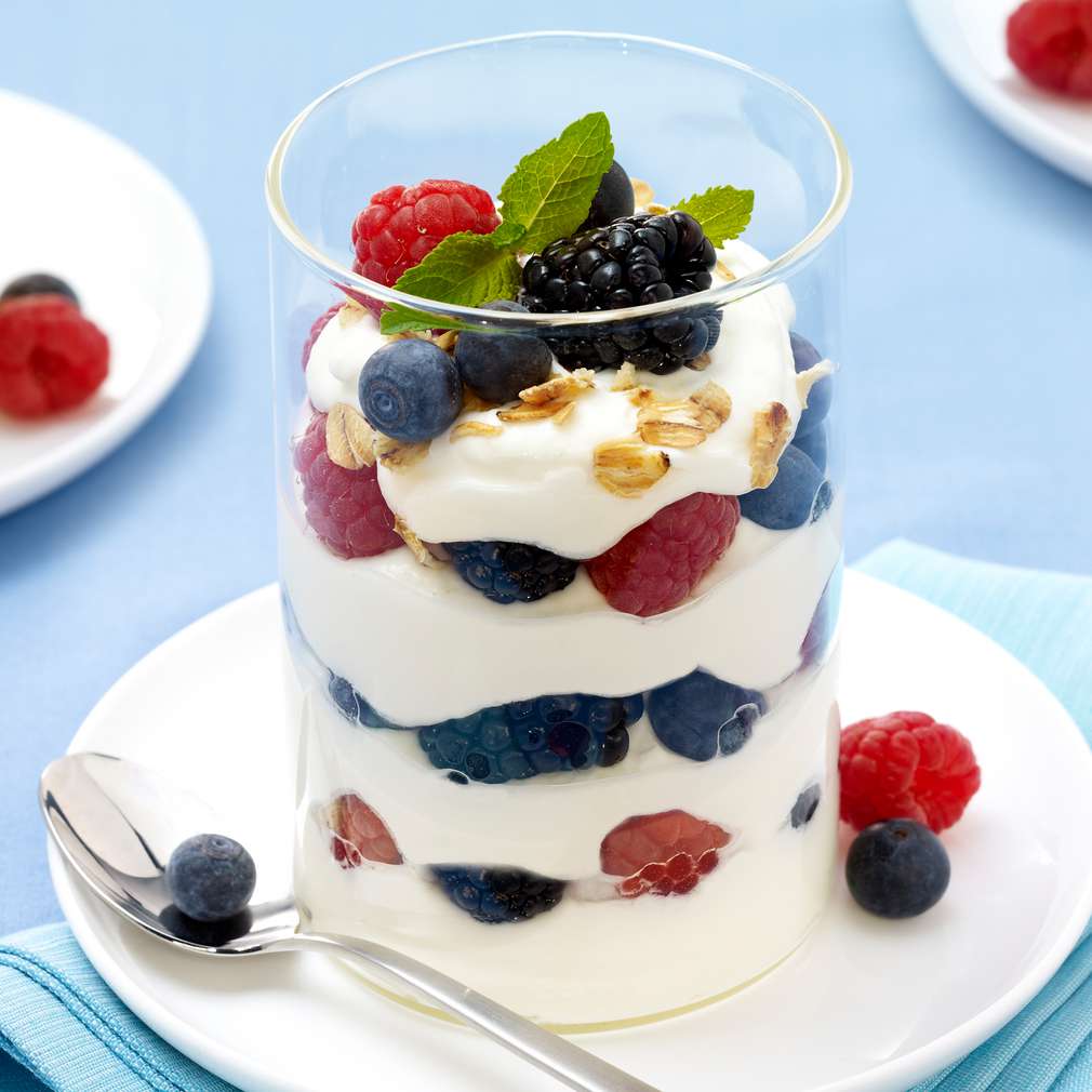 Smetanový jogurt s vločkami a lesními plody