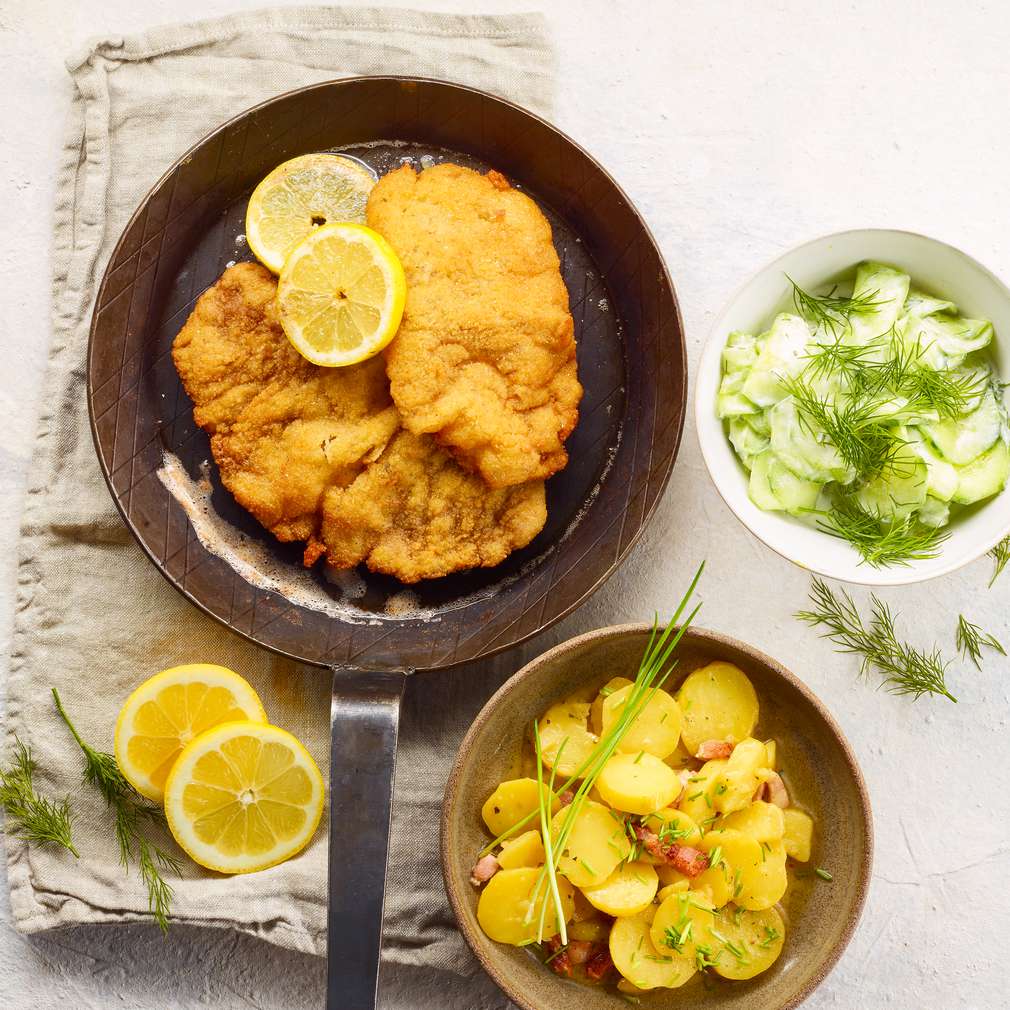 Schnitzel vom Schwein mit Kartoffel- und Gurkensalat - Rezept | Kaufland