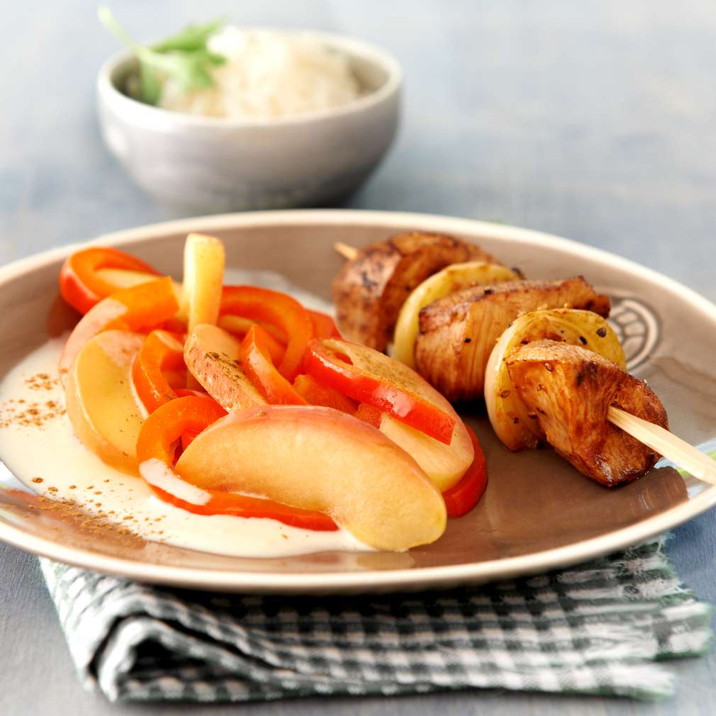 Abbildung des Rezepts Hähnchenspieße mit Apfel-Gemüse Abbildung des Rezepts Hähnchenspieße mit Apfel-Gemüse