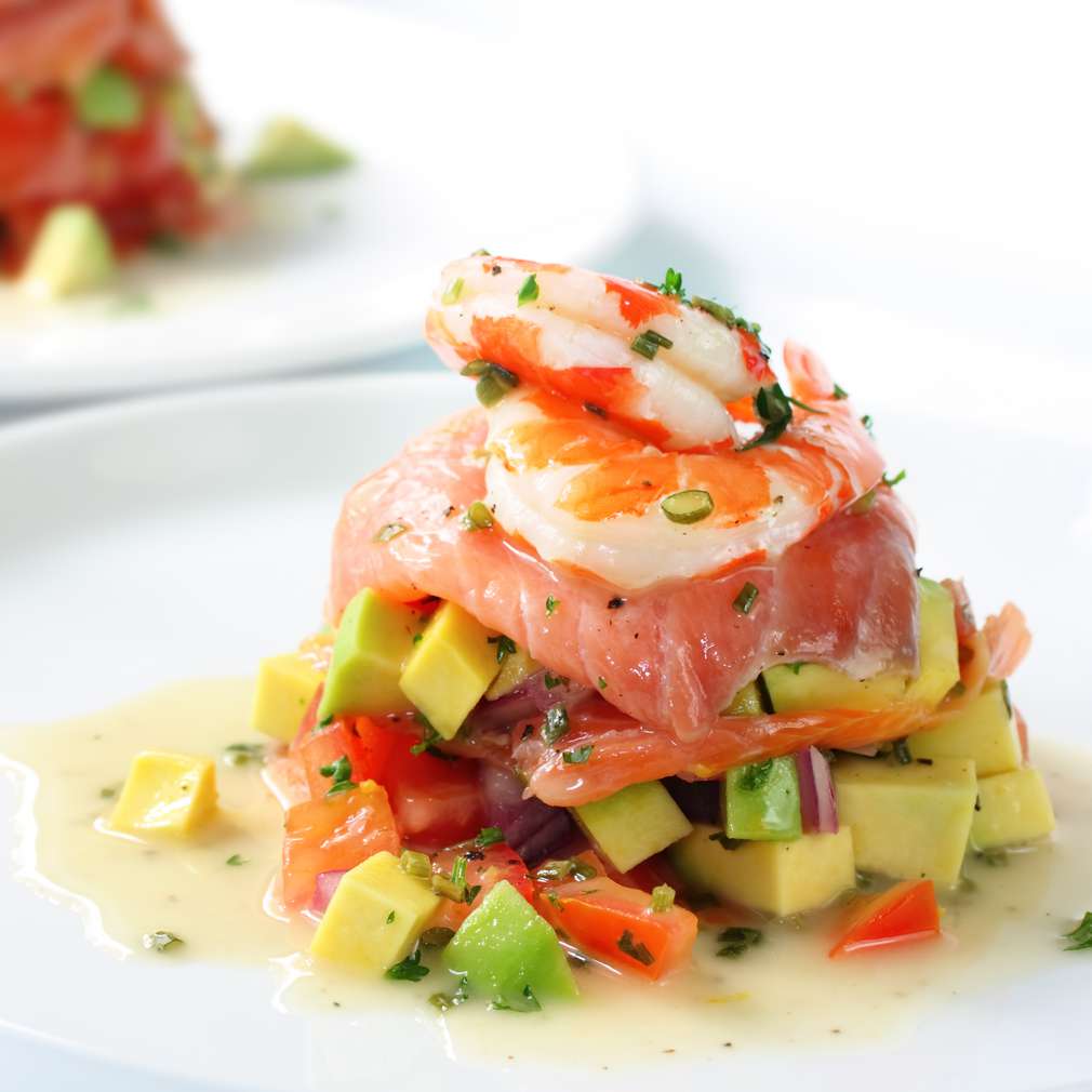 Carpaccio de somon afumat cu avocado și creveți Carpaccio de somon afumat cu avocado și creveți