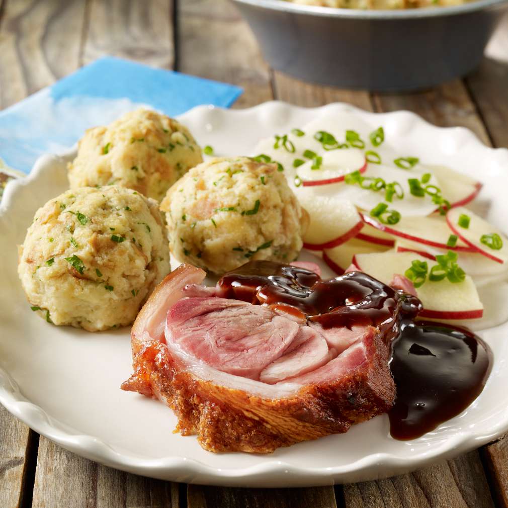 Abbildung des Rezepts Brezel-Knödel mit Krustenbraten und Rettichsalat Abbildung des Rezepts Brezel-Knödel mit Krustenbraten und Rettichsalat
