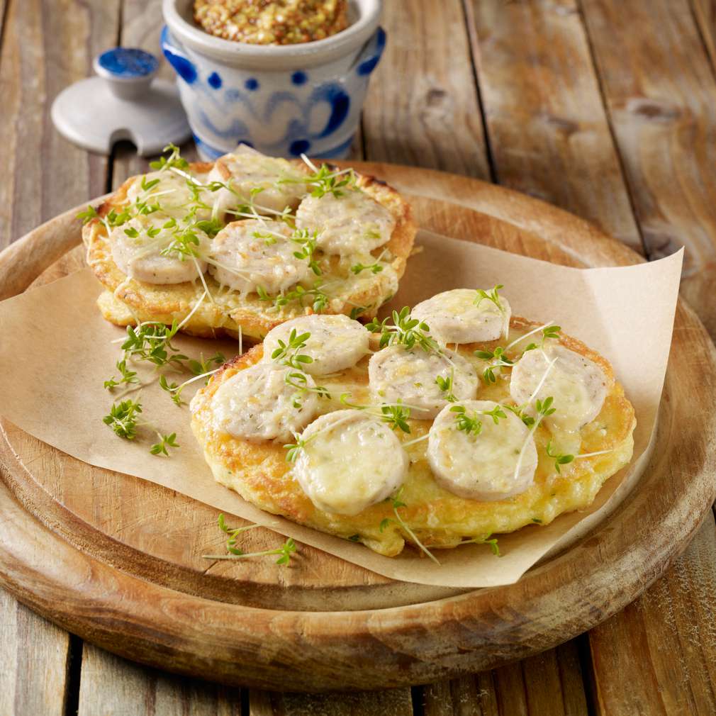 Abbildung des Rezepts Kartoffelpuffer mit Weißwurst-Käse-Topping Abbildung des Rezepts Kartoffelpuffer mit Weißwurst-Käse-Topping