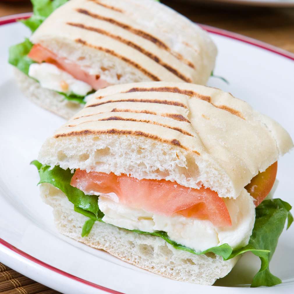 Imaginea rețetei Sendviș cu mozzarella Imaginea rețetei Sendviș cu mozzarella