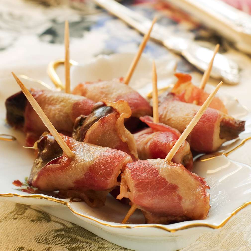 Mini-frigărui de ficăței de pasăre înveliți în bacon Mini-frigărui de ficăței de pasăre înveliți în bacon