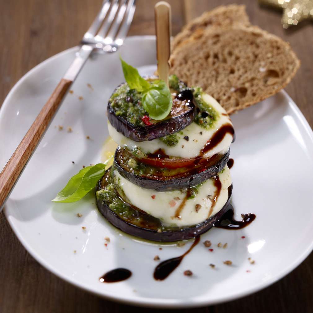 Abbildung des Rezepts Gemüse-Mozzarella-Türmchen Abbildung des Rezepts Gemüse-Mozzarella-Türmchen