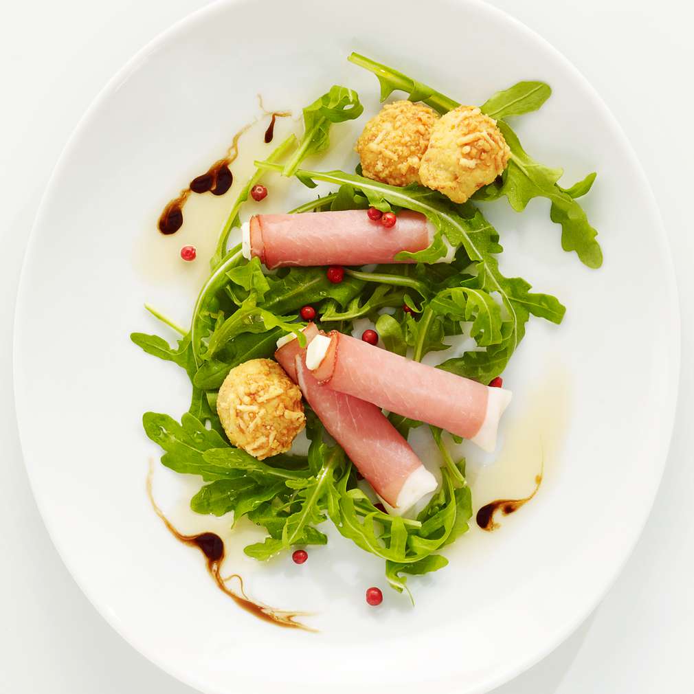 Abbildung des Rezepts Schinkenröllchen auf Rucola mit Parmesangebäck Abbildung des Rezepts Schinkenröllchen auf Rucola mit Parmesangebäck